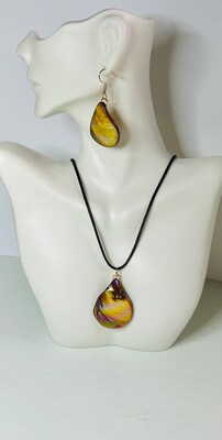 Pendant and Earrings Set of Amber large shells - image2